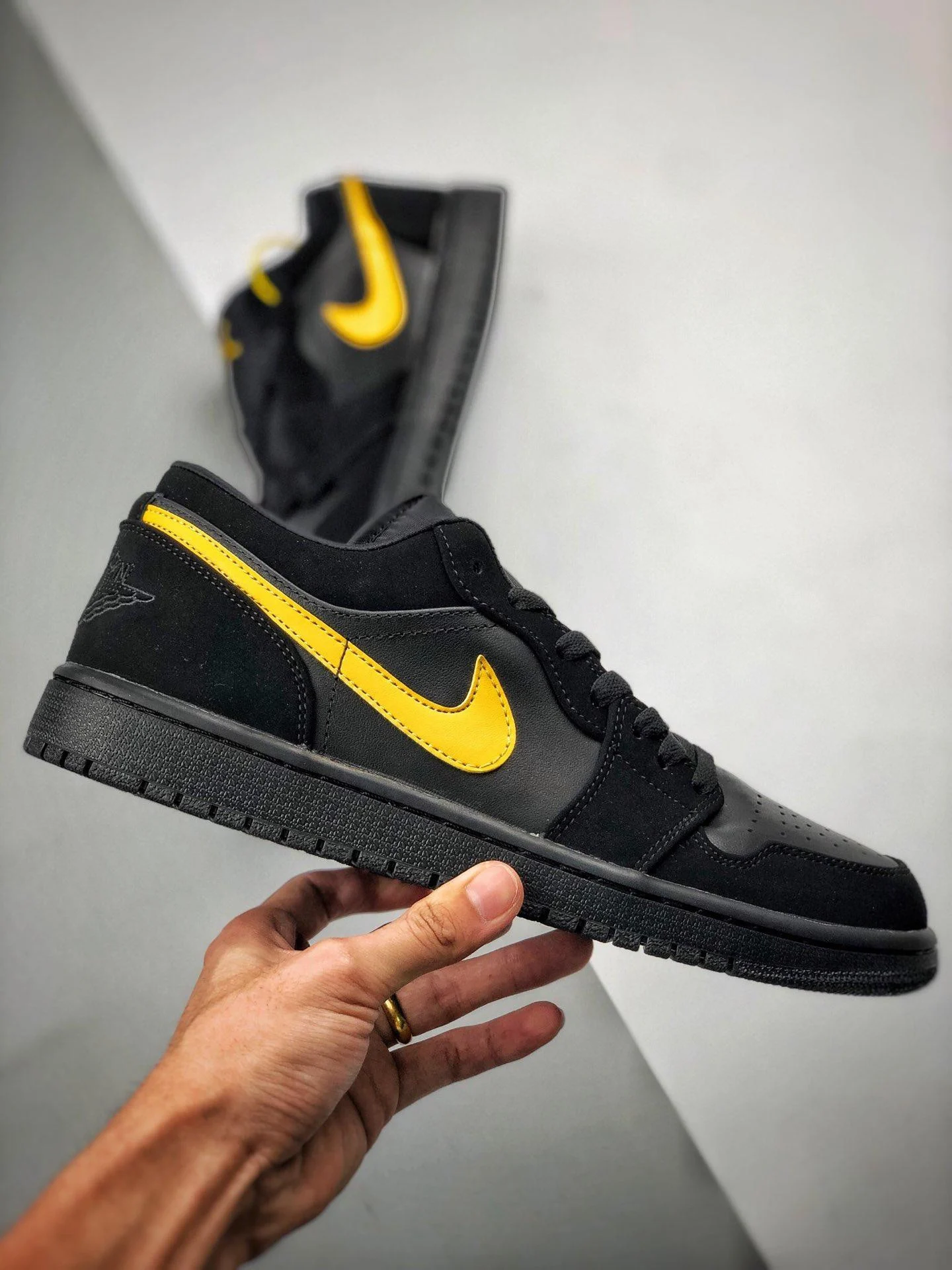 Air Jordan 1 Low Black Yellow 553558-071 For Sale