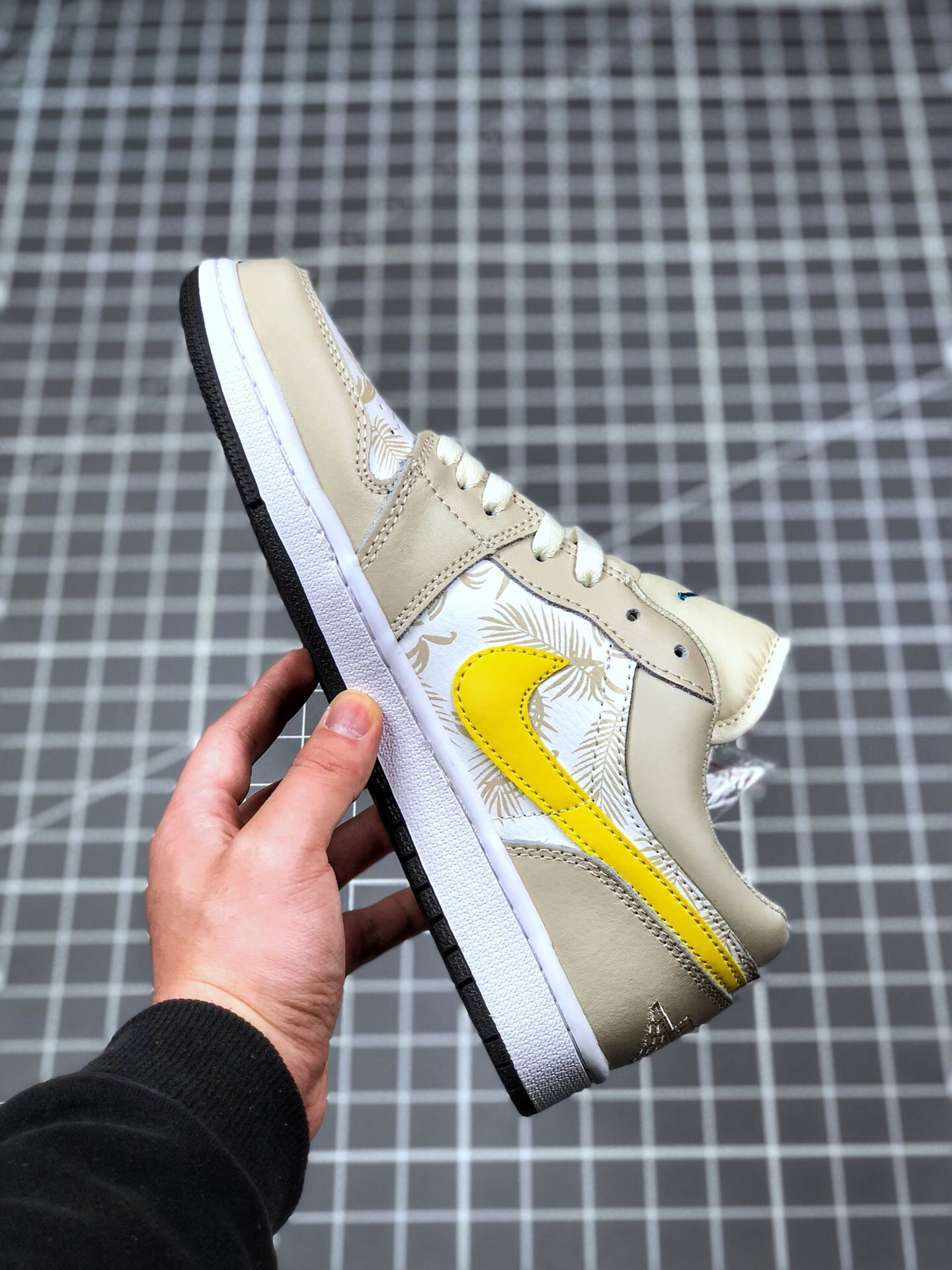 Air Jordan 1 Low Light Orewood Brown Amarillo-White-Laser Blue For Sale