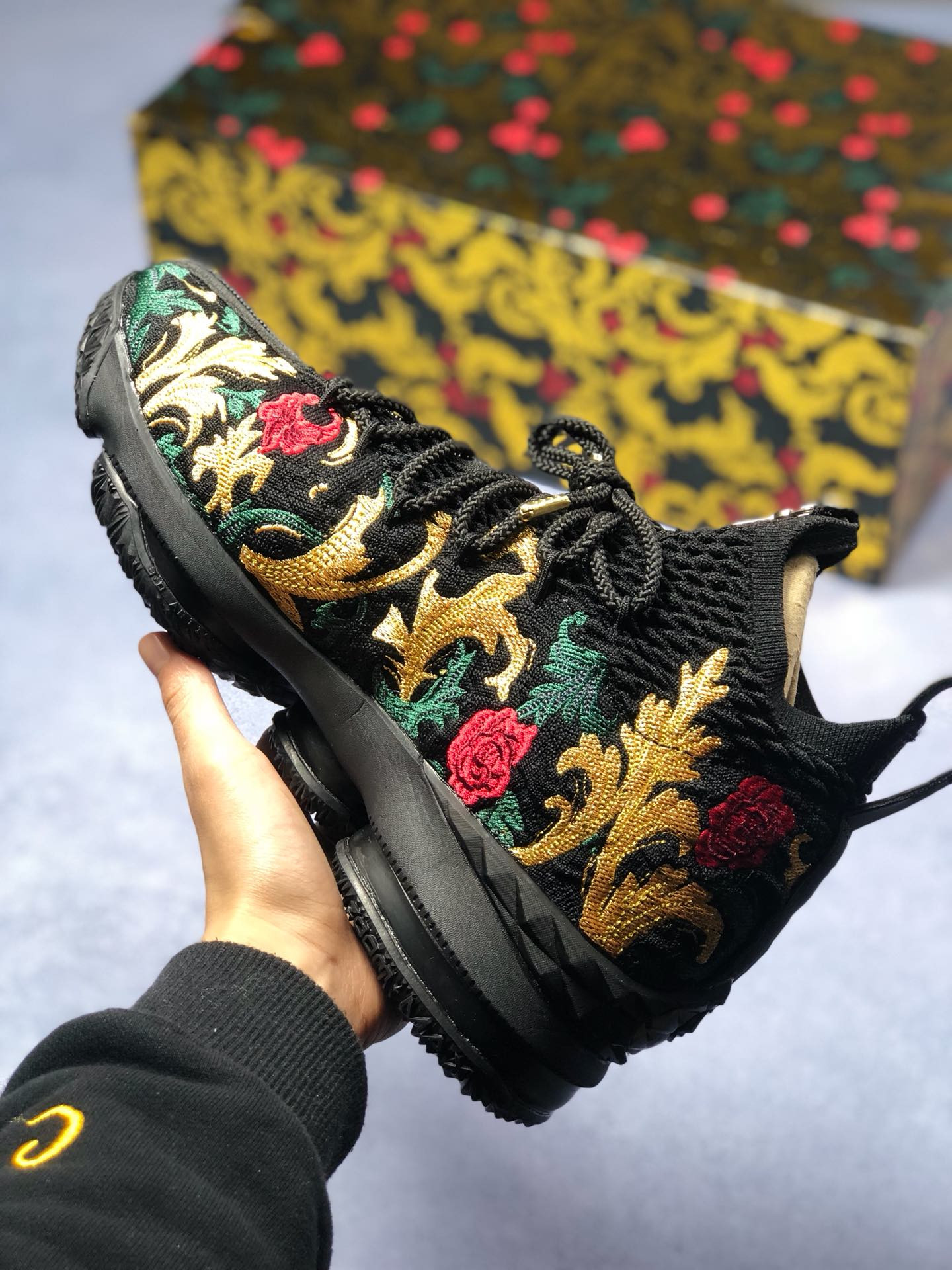 KITH x Nike LeBron 15 Lifestyle Kings Crown For Sale