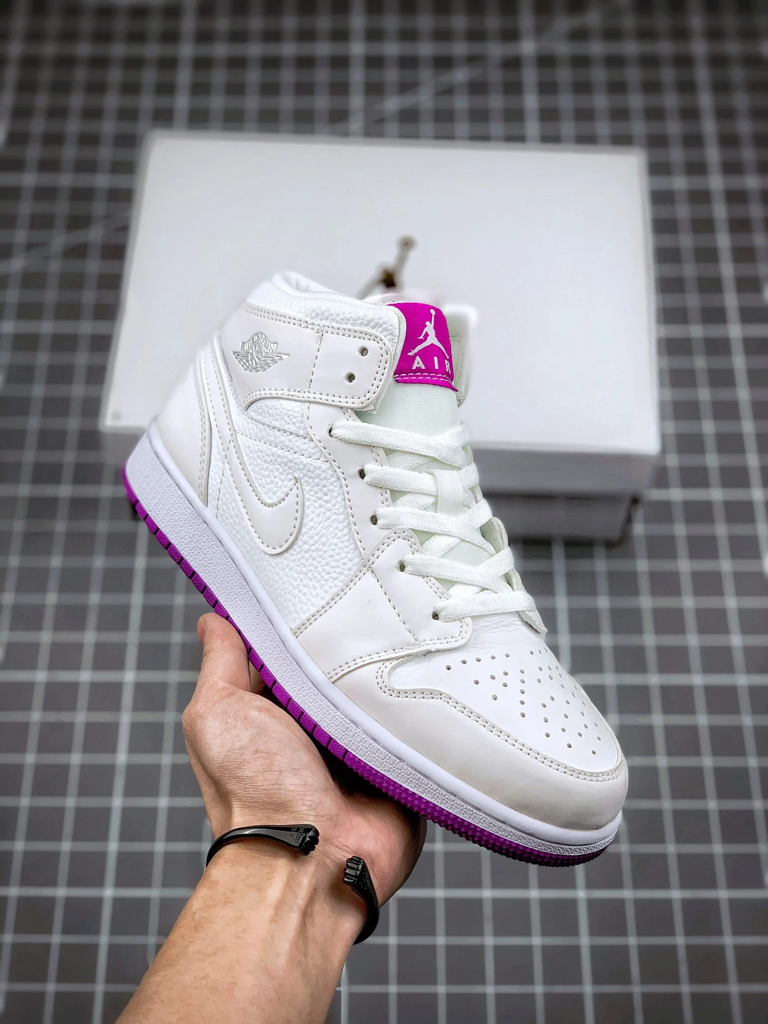 Air Jordan 1 Mid White Fuchsia Blast 555112-100 For Sale