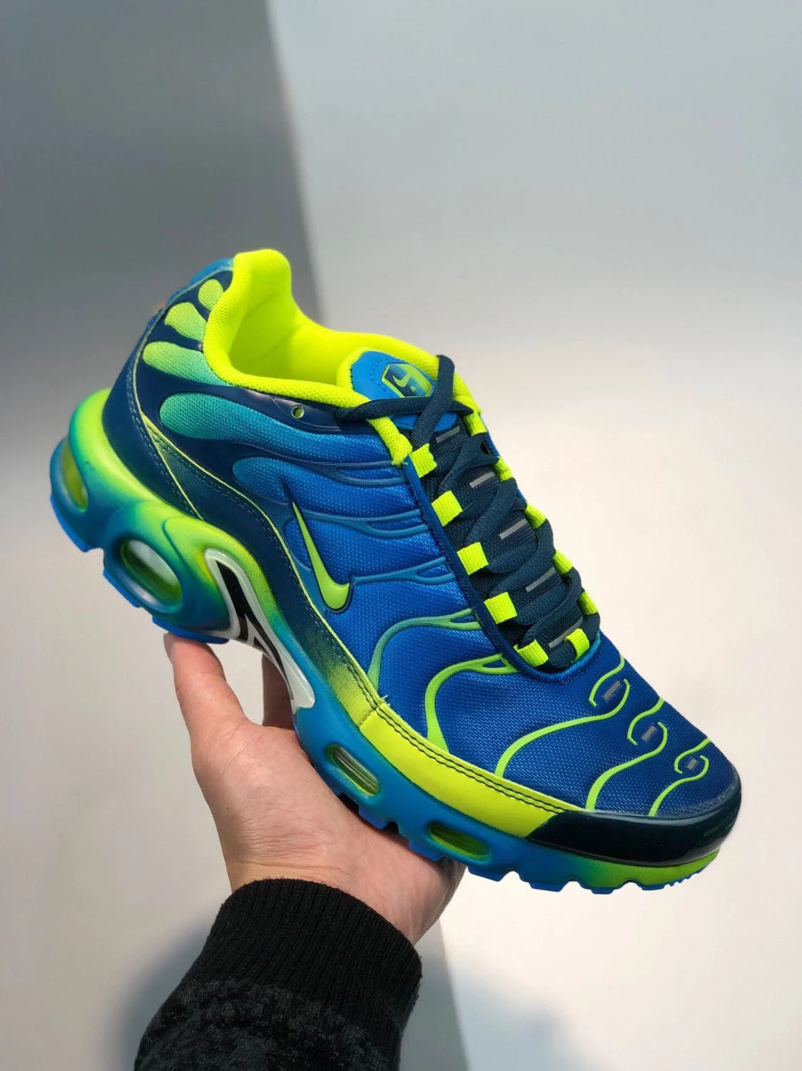 Nike Air Max Plus Gradient Fade Blue Hero Volt For Sale