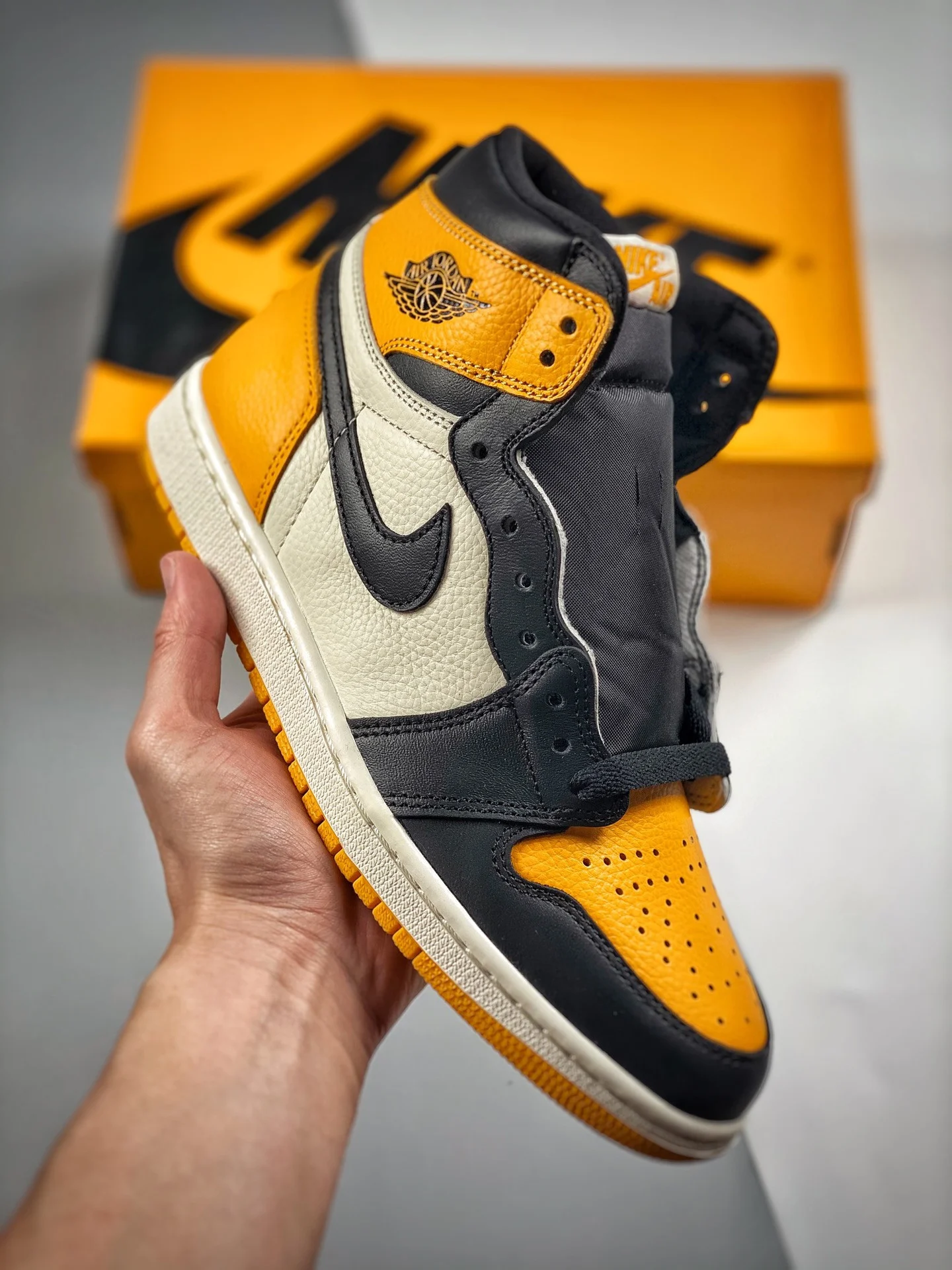 Air Jordan 1 High OG Yellow Toe 2022 Black Taxi-White 555088-711 For Sale