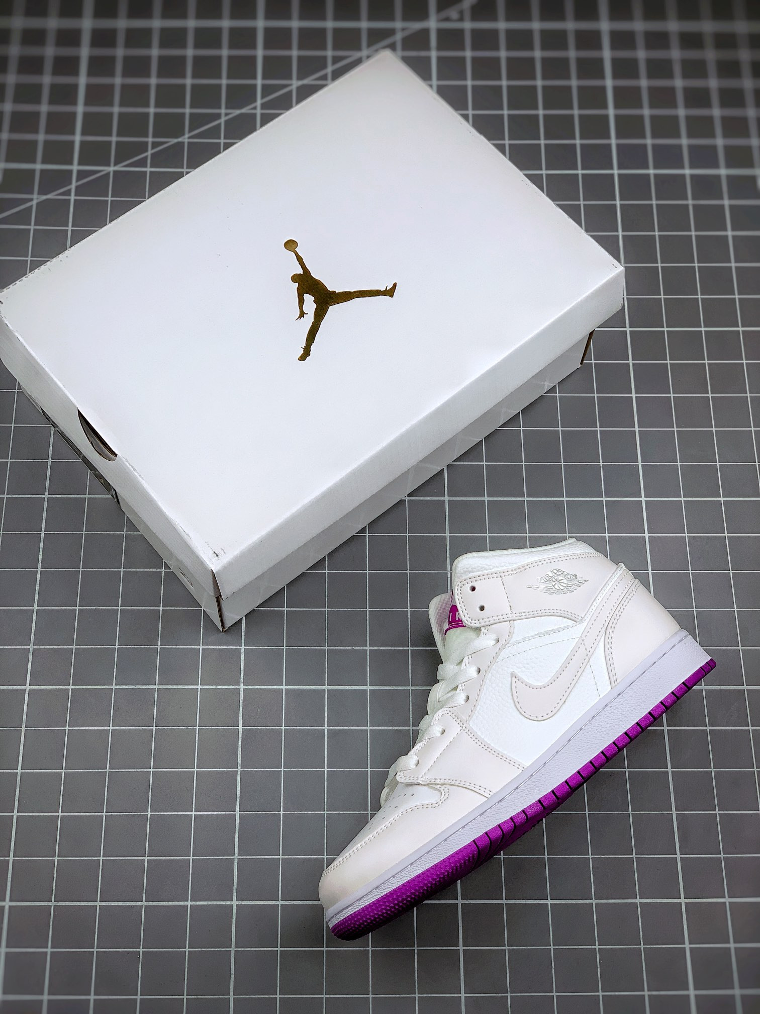 Air Jordan 1 Mid White Fuchsia Blast 555112-100 For Sale