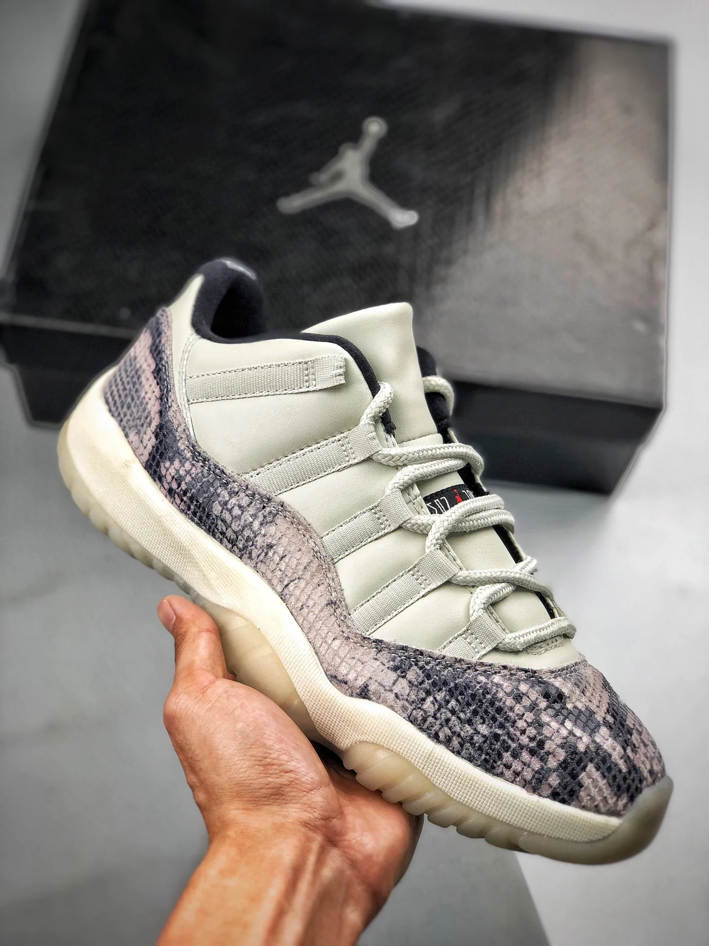 Air Jordan 11 Low SE Snakeskin Light Bone University Red-Sail-Black